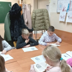 Uczniowie czytają z podziałem na role- wizyta u Bobrów